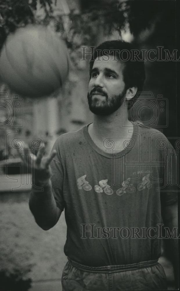 1984 Press Photo Steven Kaplan keeps fit by playing basketball in Milwaukee - Historic Images