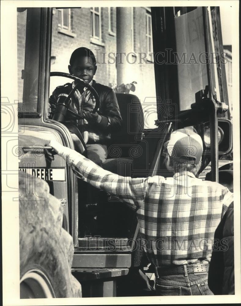 1986 Press Photo Marvin Hicks on tractor at Westlawn Projects, Milwaukee - Historic Images