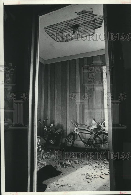 1978 Press Photo Plaster litters the floor of one room in a Milwaukee slum area - Historic Images