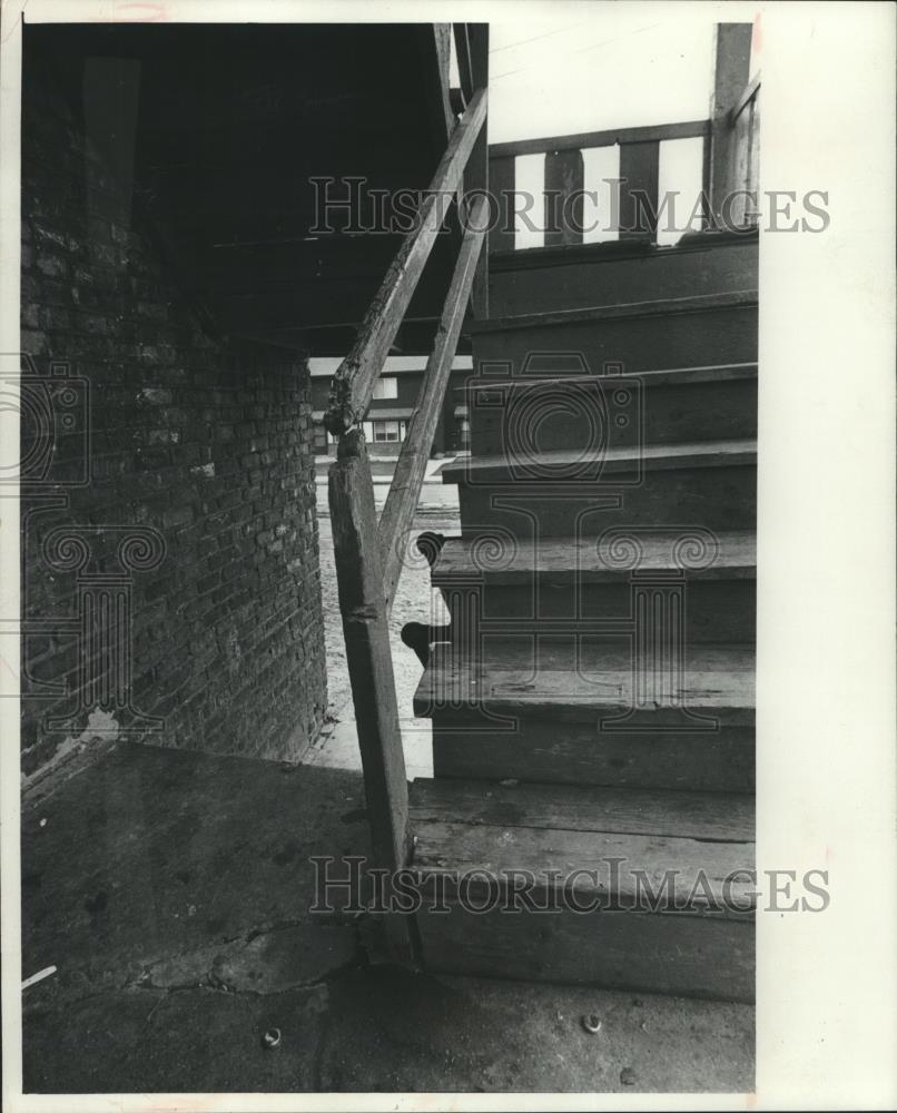 1976 Press Photo Loose hand railing is among code violations in a Milwaukee slum - Historic Images