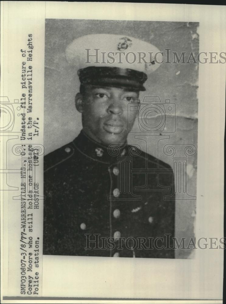 1977 Press Photo Corey Moore held hostages in Warrensville, OH police department - Historic Images