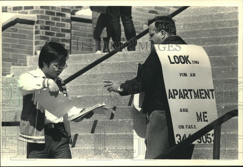 1987 Press Photo Marquette University student Lin-her Leu gets apartment leaflet - Historic Images