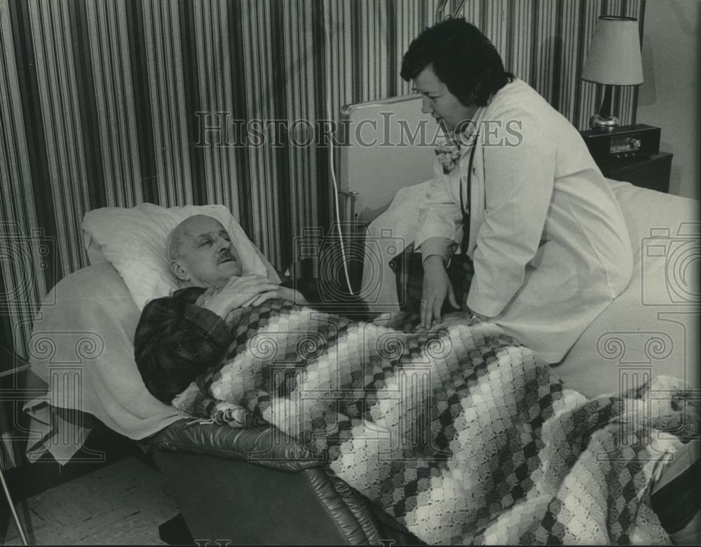 1984 Press Photo Evelyn Clee cares for William Brandel, Rogers Memorial Hospice - Historic Images