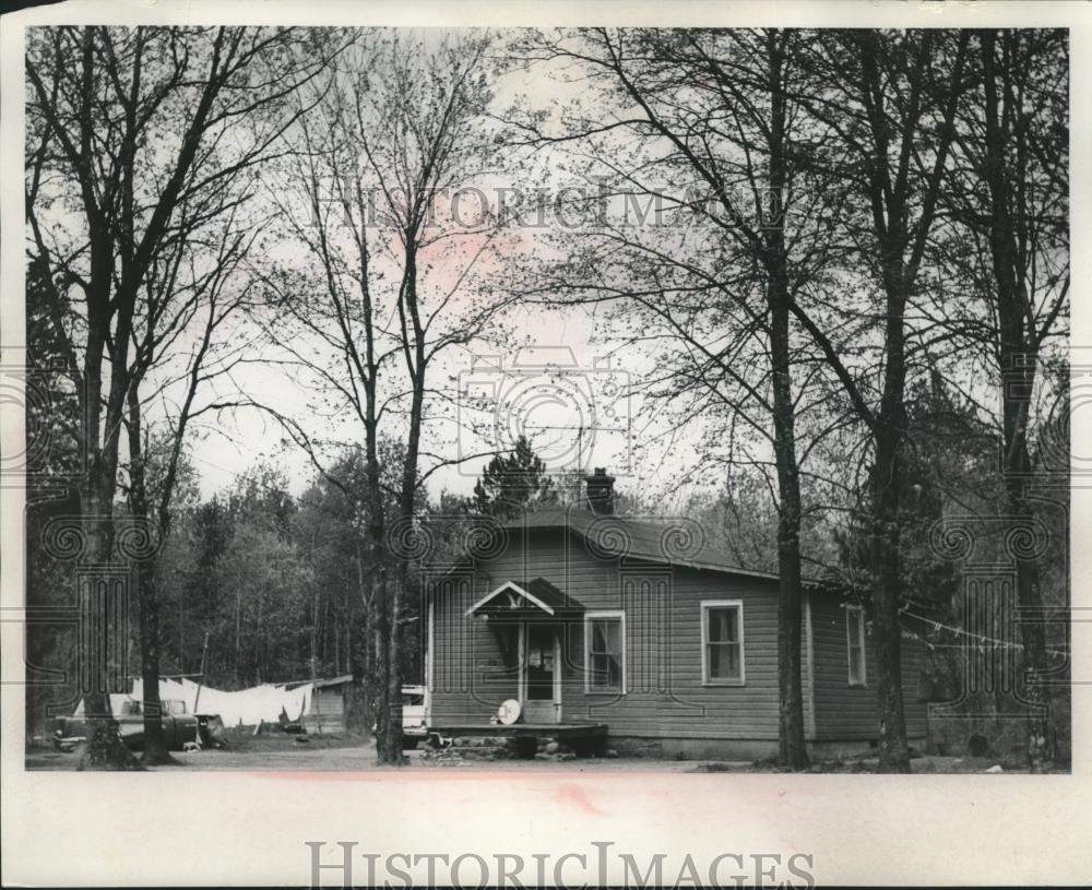 1986 Press Photo A typical Indian home on the Lac Court Oreilles Reservation. - Historic Images