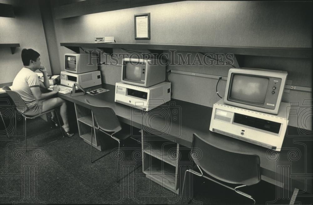 1987 Press Photo Chui Tio using computers at Regent Hotel, Milwaukee, Wisconsin. - Historic Images