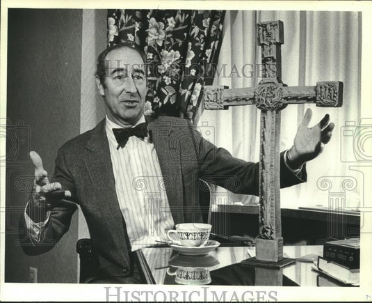 1981 Press Photo Thomas P.F. Hoving with a 12th-century ivory cross, Milwaukee - Historic Images