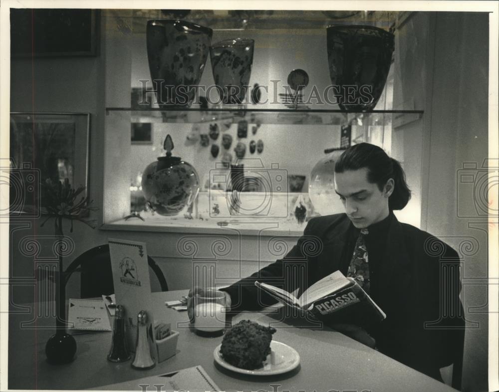 1992 Press Photo Matthew Lathrum has breakfast at Cafe Knickerbocker - mjb85699 - Historic Images