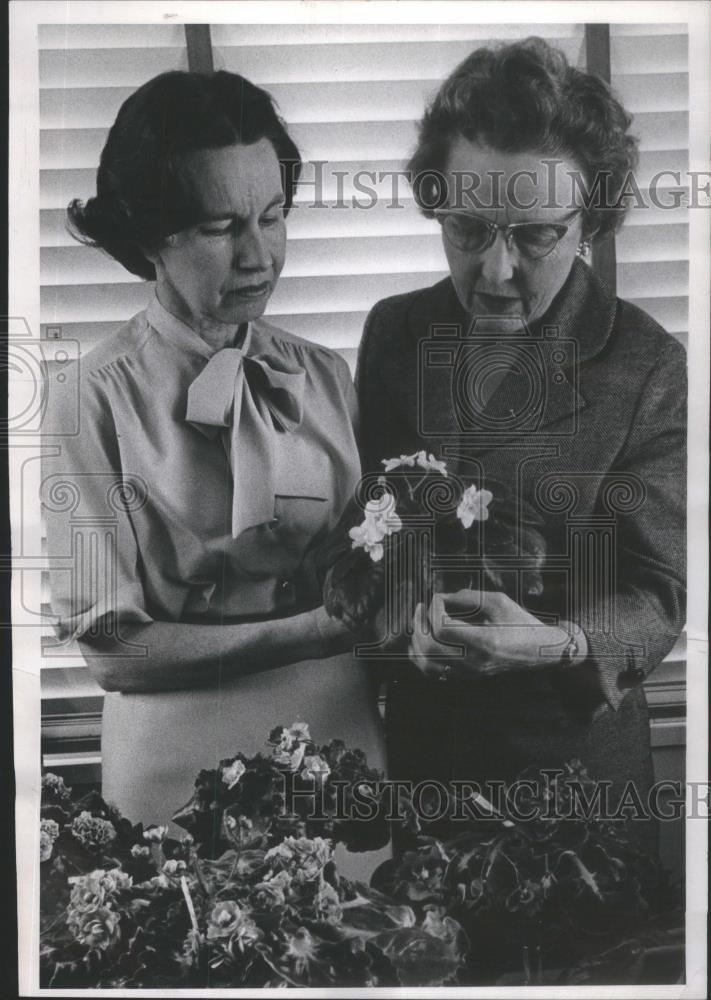 1965 Press Photo Mrs. Frank King and Mrs. Paul Kiesling - RSA20179 - Historic Images