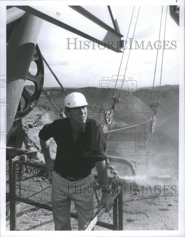 1977 Press Photo Douglas Kiker American author newspape - RSA21941 - Historic Images