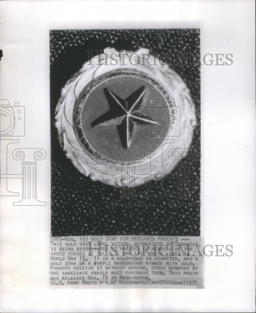 1951 Press Photo Gold star Lapel Button Armed Force US - RSA22029 - Historic Images