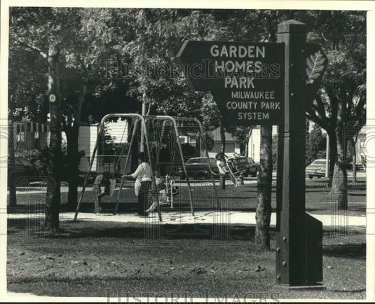 1986 Press Photo Garden Homes Park part of Milwaukee's first housing project - Historic Images