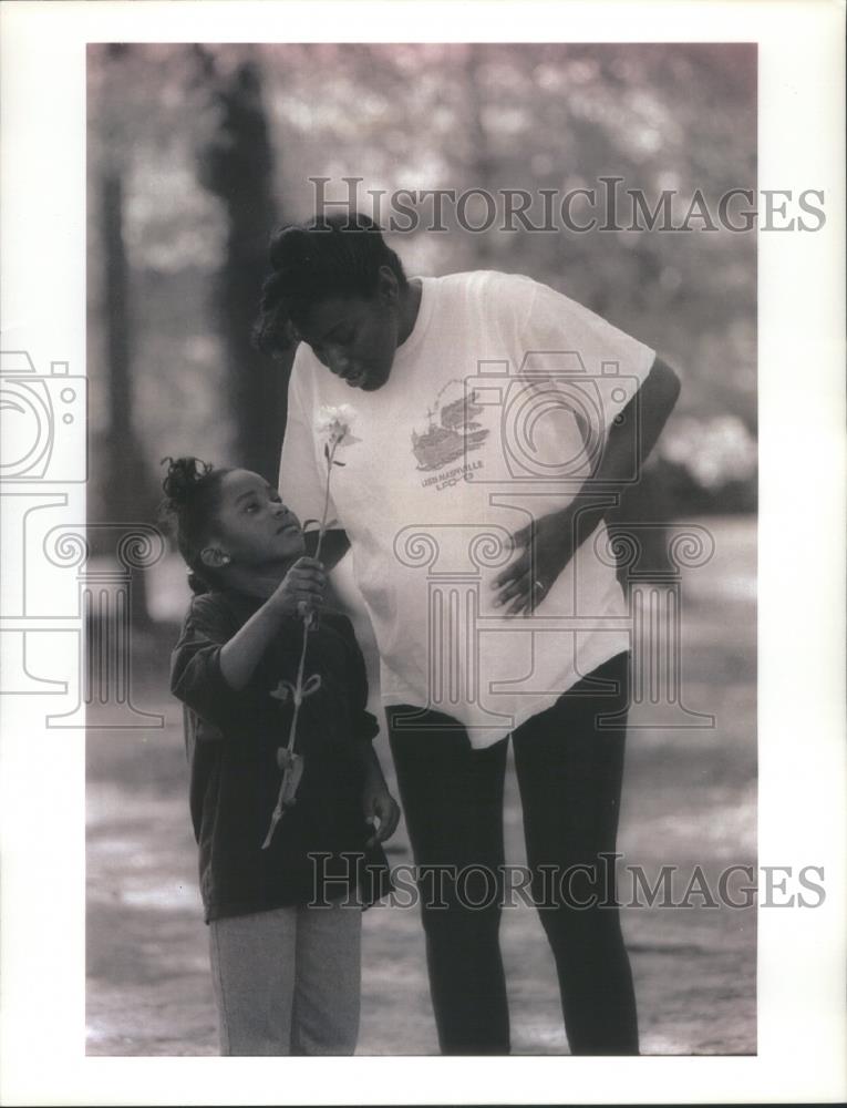 1993 Press Photo Anna Roberts Marine husband labor - RSA23079 - Historic Images