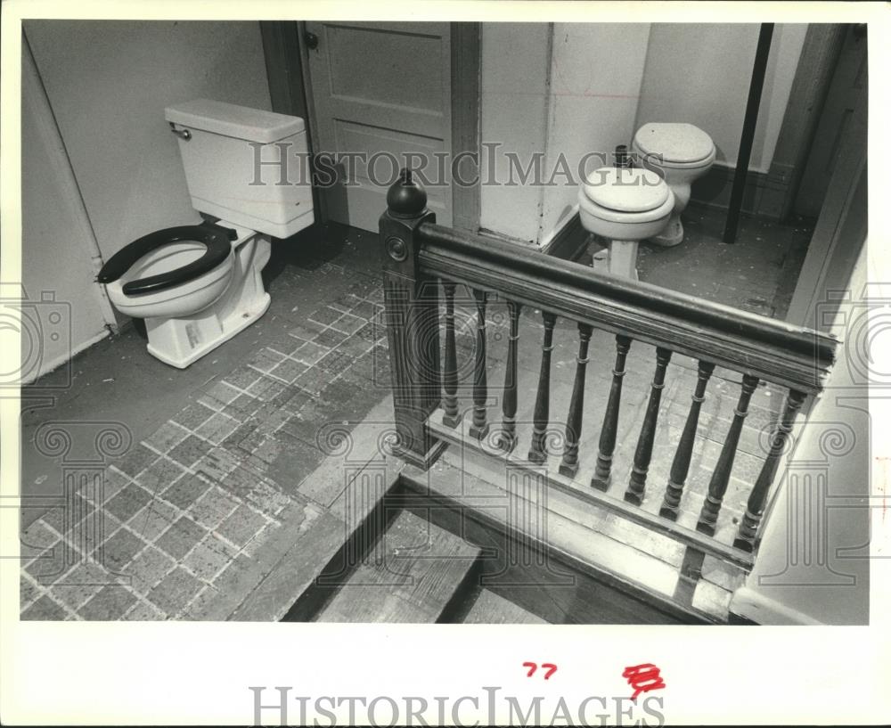 1980 Press Photo Toilets left in a hallway, owned by Sideny Perssion, Milwaukee - Historic Images