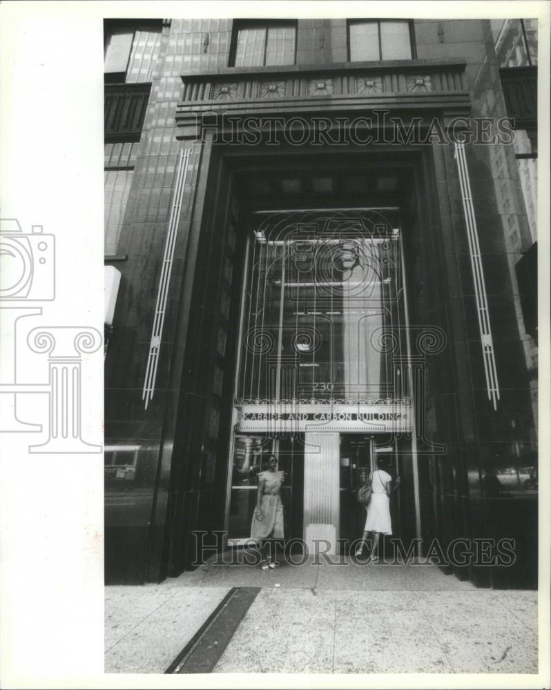 1983 Press Photo Entrance to Carbide and Carbon Buildin - RSA23315 - Historic Images