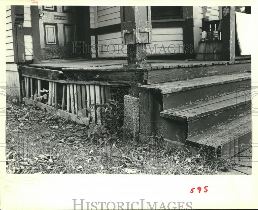 1980 Press Photo Porch in poor condition, owned by Sidney Perssion, Milwaukee - Historic Images