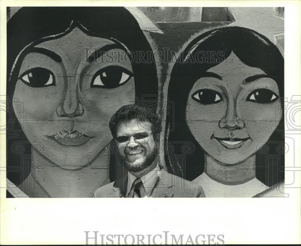 1983 Press Photo Walter Sava of La Casa de Esperanza, Waukesha, with mural - Historic Images