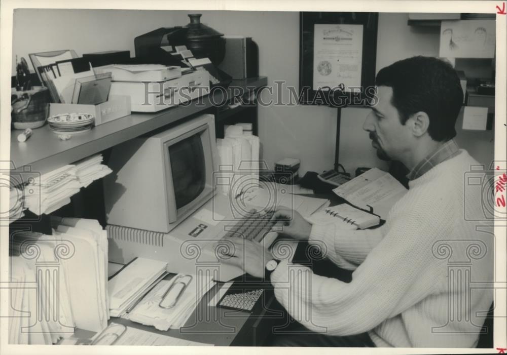 1989 Press Photo Jazz Musician Ben Sidran writes on his home computer - Historic Images