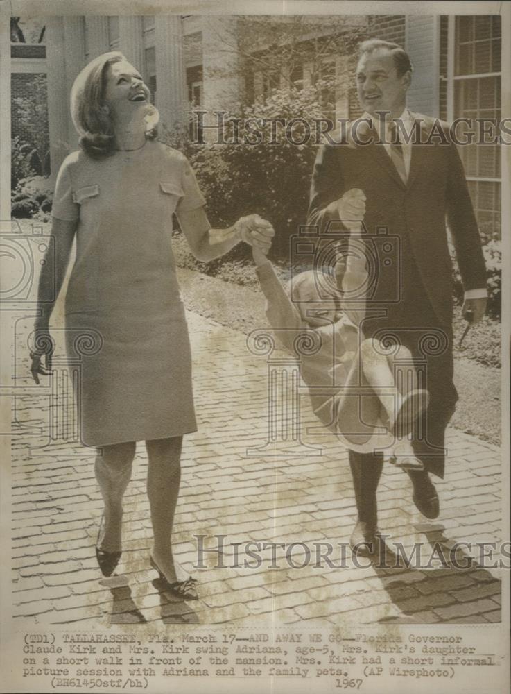 1967 Press Photo Governor Kirk With Wife Daughter House - RSA28493 - Historic Images