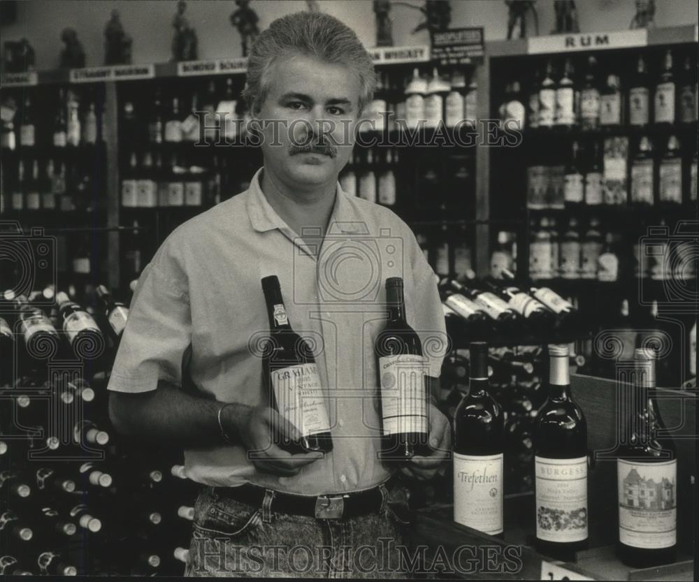 1989 Press Photo Norman Siegel, owner of Siegel&#39;s Wine Cellar - mjb85954 - Historic Images