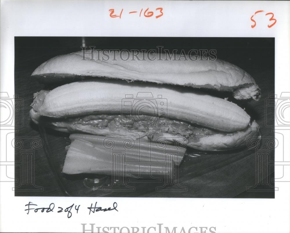 1983 Press Photo Peanut butter Hot dog bunTrick Lunch - RSA28801 - Historic Images