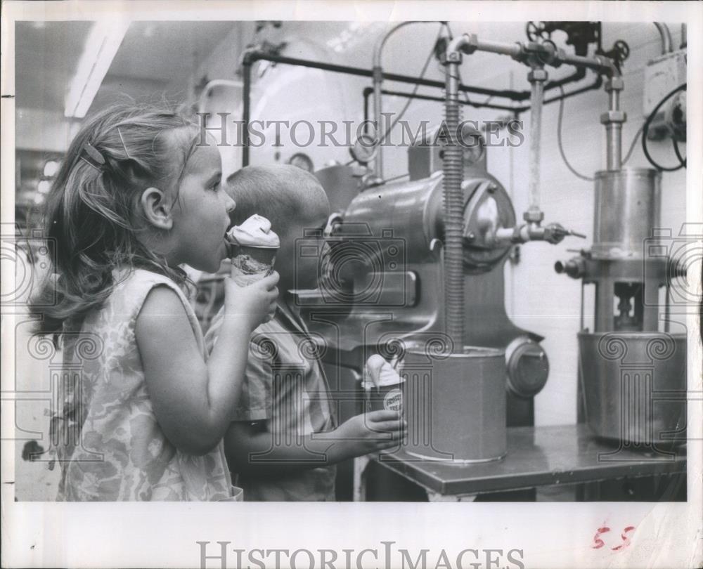 1963 Press Photo Al Satterwhite Ice Creams Cones Milk - RSA29247 - Historic Images