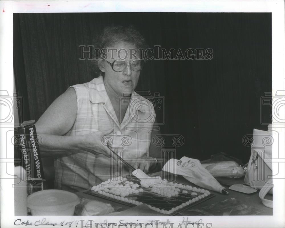 1983 Press Photo Clearwater Cooking School Student - RSA29675 - Historic Images