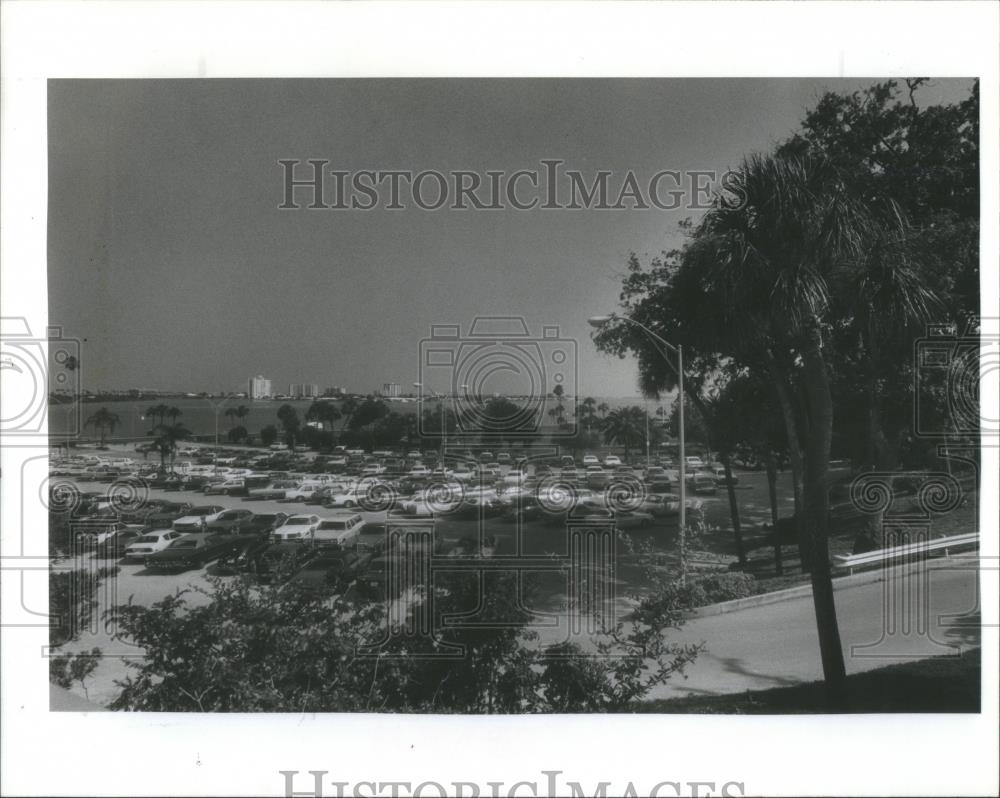 1981 Press Photo downtown complex city parking Charlie - RSA30103 - Historic Images