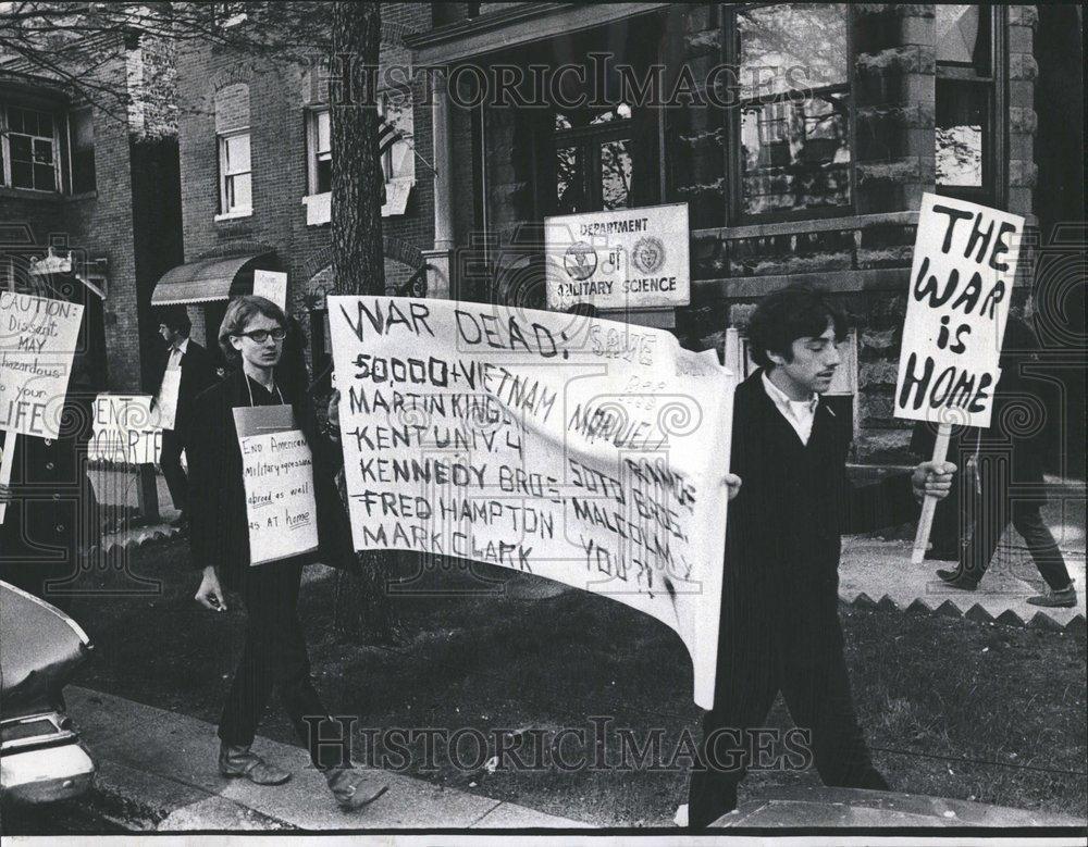 1970 Press Photo Students protesting american in war - RRV57851 - Historic Images