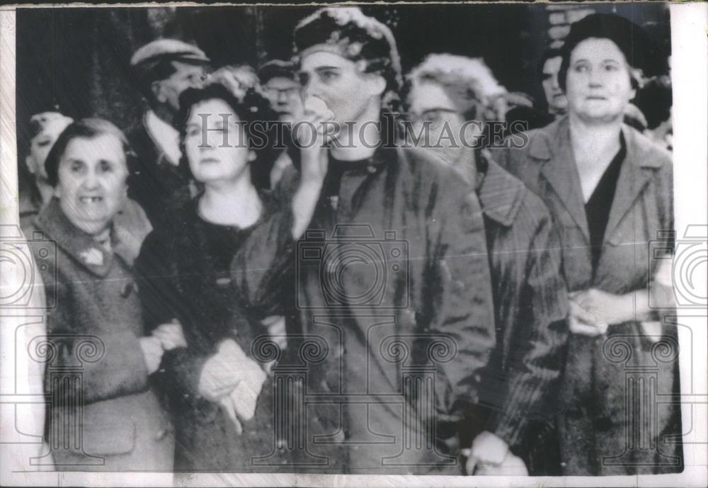 1966 Press Photo Anguish women children school coal pit - RSA33839 - Historic Images