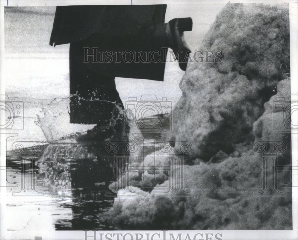 1975 Press Photo Snow-Storms-Three Foot Puddle Supply-M - RSA38721 - Historic Images