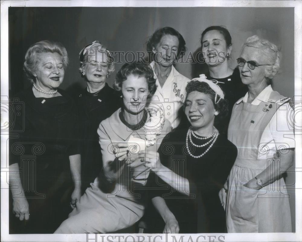 1960 Press Photo Volunteers University Chicago Clinics - RSA38917 - Historic Images