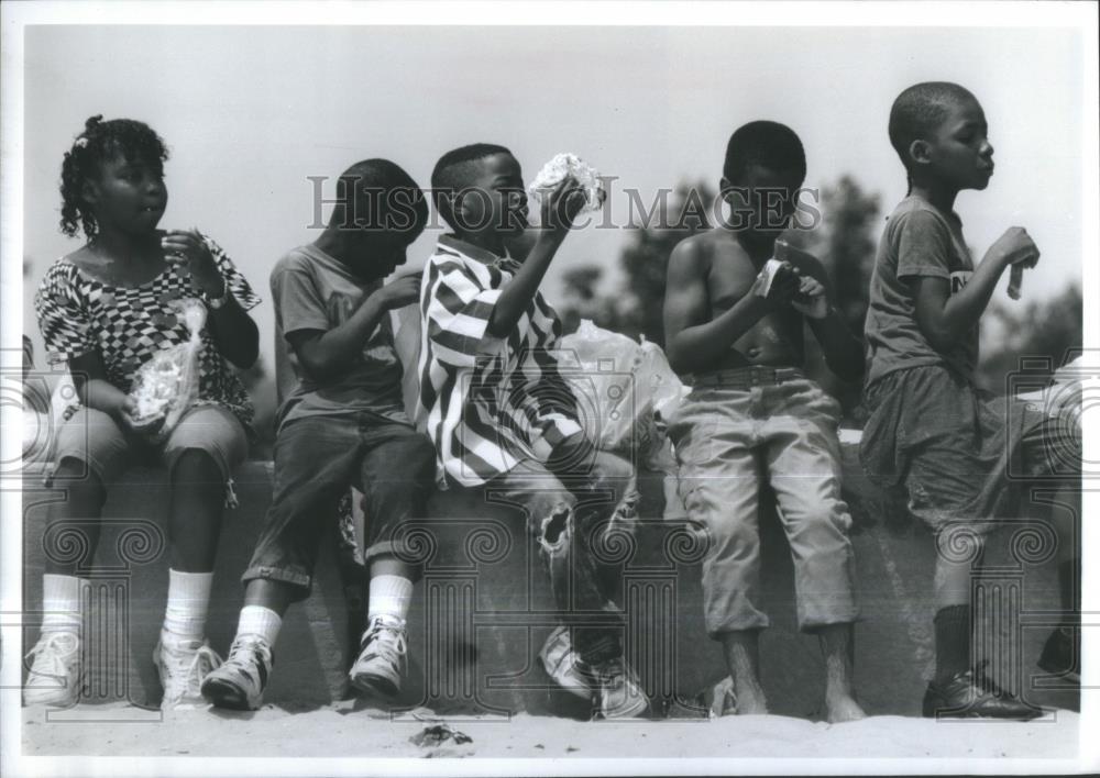 1992 Press Photo Children Eat Picnic Lunch On Beach - RSA39337 - Historic Images