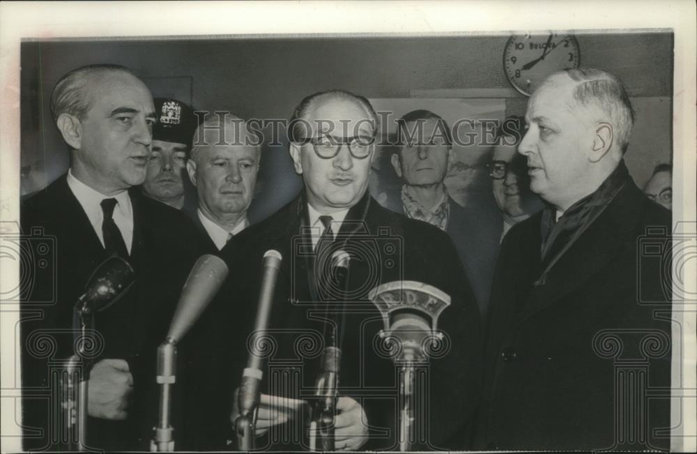 Press Photo French Premier Guy Mollet at New York&#39;s International airport - Historic Images