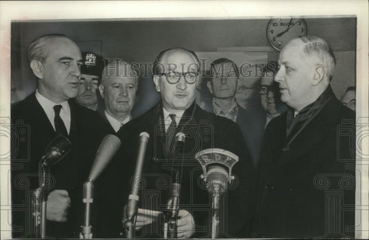 Press Photo French Premier Guy Mollet at New York's International airport - Historic Images