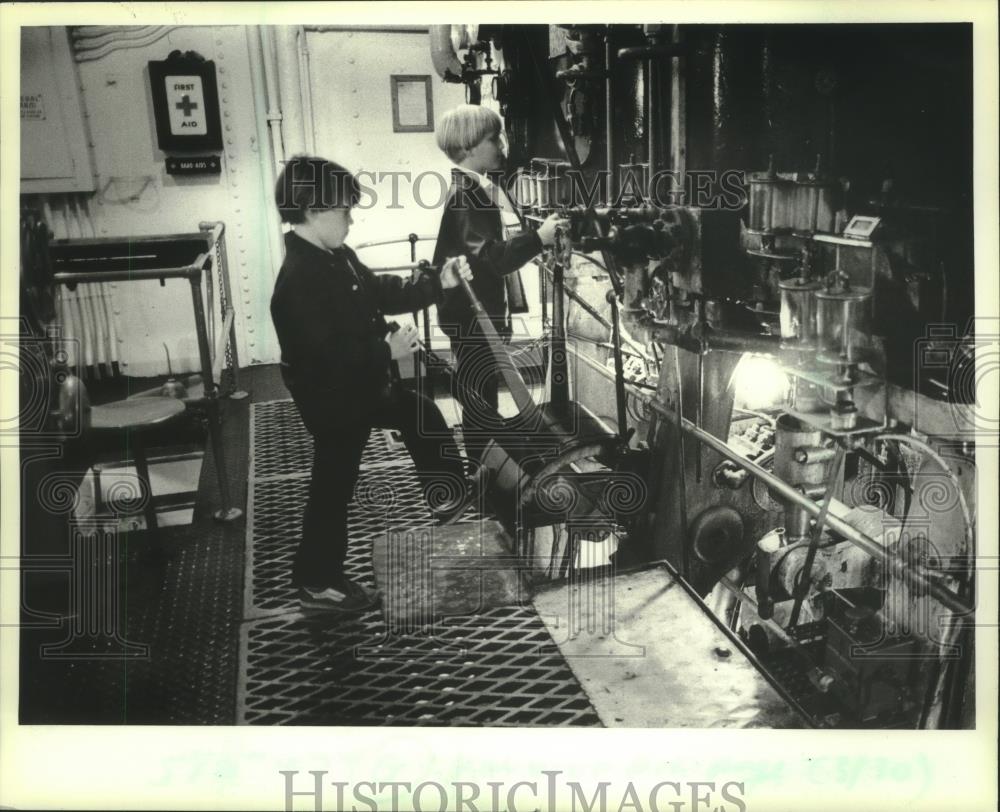 1983 Press Photo Baker boys, below-decks engine room, Maritime Museum, Superior - Historic Images