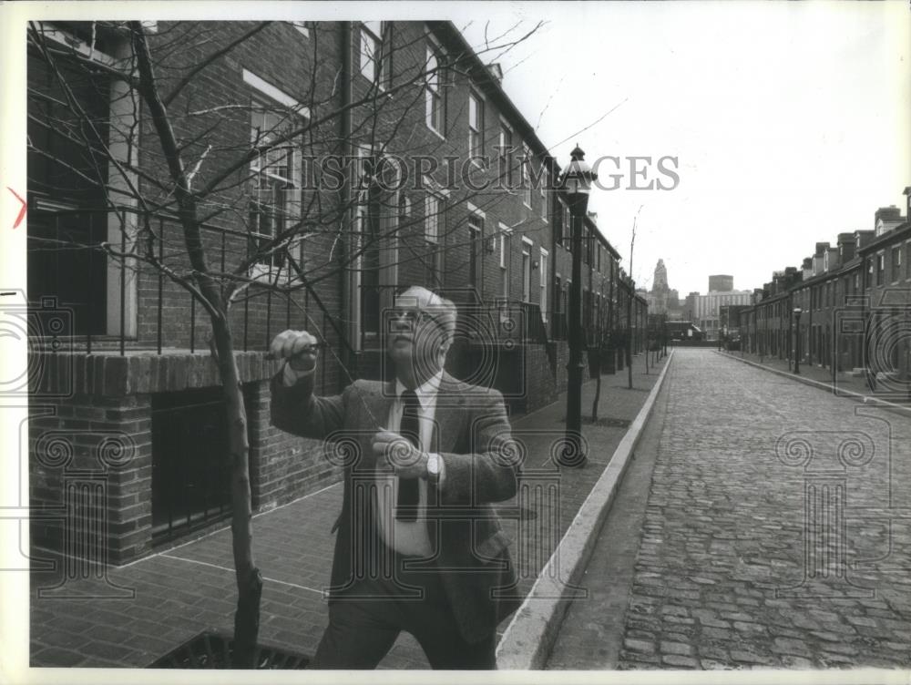 1981 Press Photo Paul Gasperotti Turns $2 Into $80,000. - RSA43577 - Historic Images