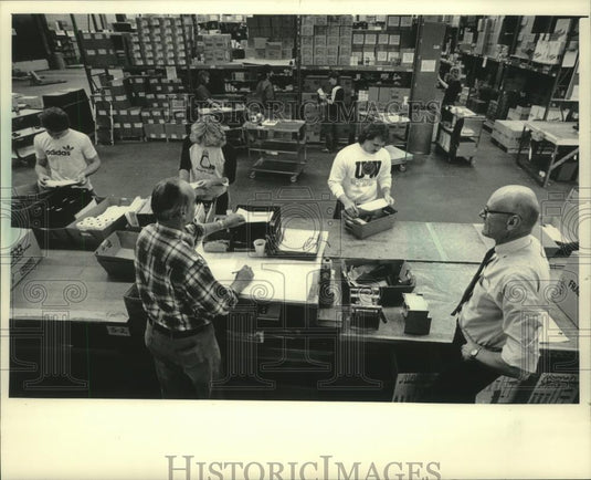 1986 Press Photo Orders filled in the Siekart and Baum warehouse in Milwaukee - Historic Images