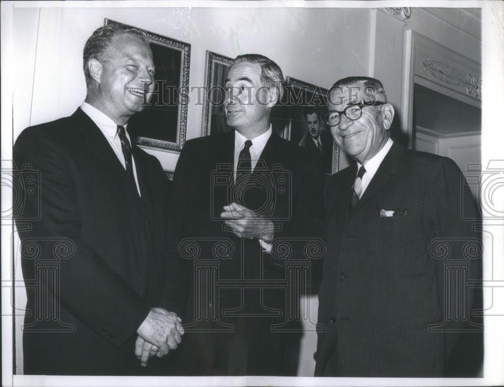 1963 Press Photo William Scrnaton Pennsylvania Huddle-R - RSA44643 - Historic Images