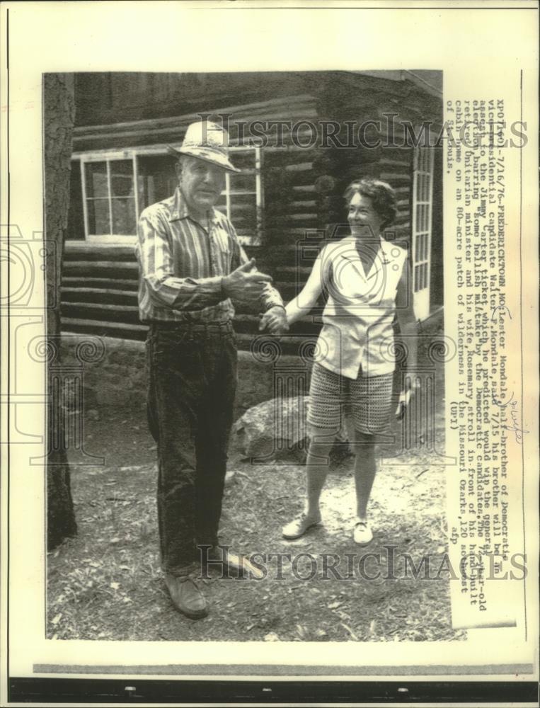 1976 Press Photo Lester Mondale and wife in front of home, Fredericktown - Historic Images