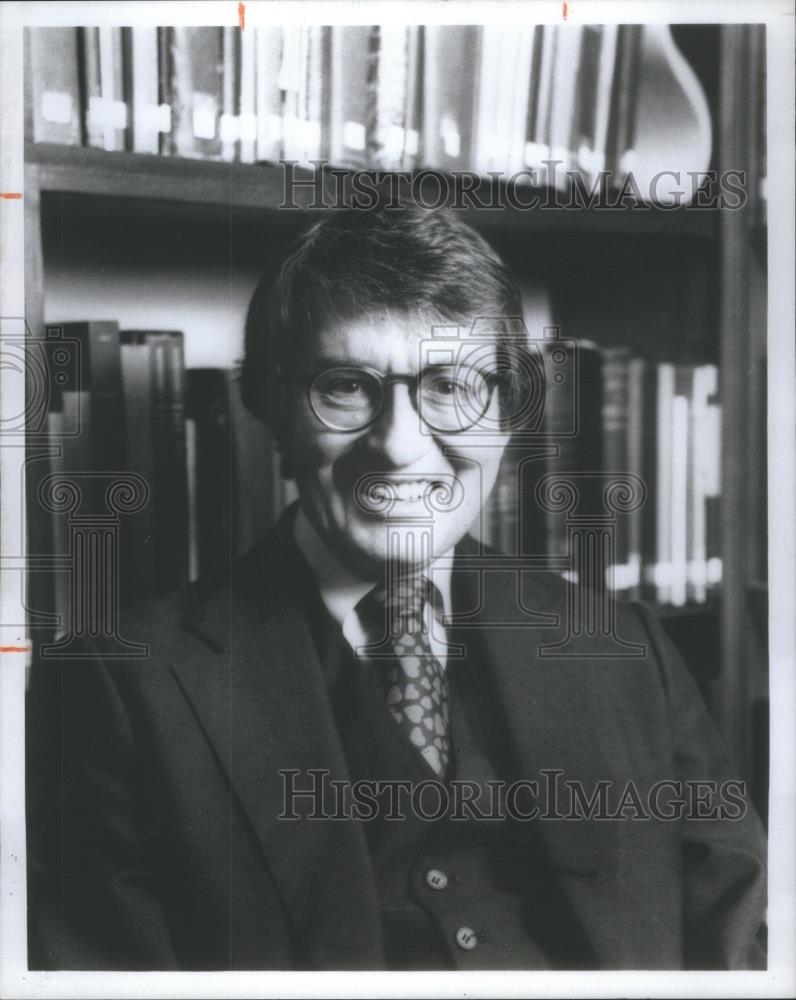 1986 Press Photo Wendell Garrett Editor Publisher Magaz - RSA46503 - Historic Images