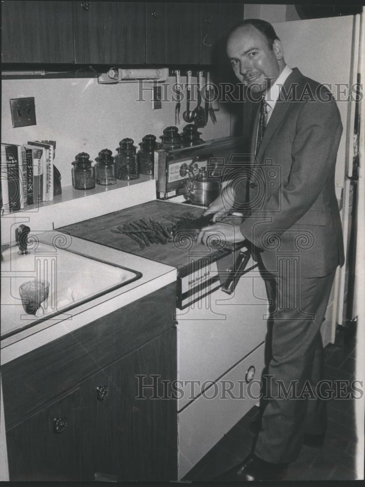 1967 Press Photo John Garrison - RSA46637 - Historic Images