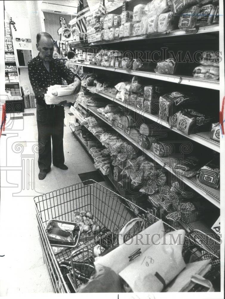 1977 Press Photo John Garrison Chooses His Bread - RSA46639 - Historic Images