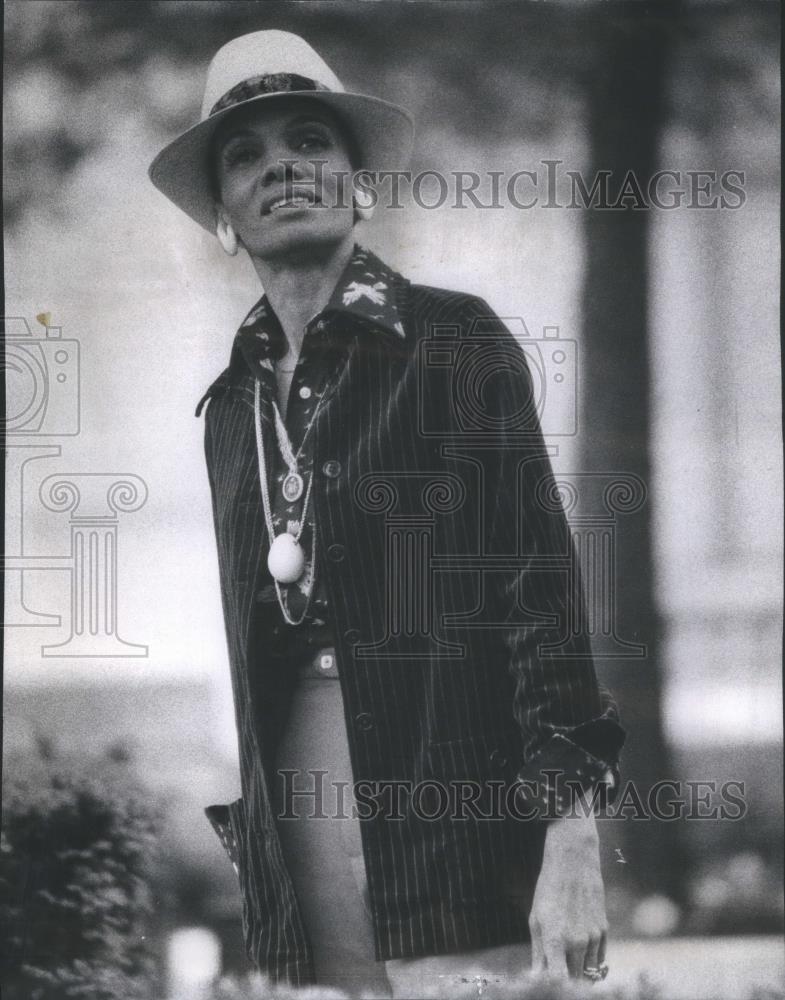 1974 Press Photo Bernice Gaston wears hat road stands - RSA47279 - Historic Images