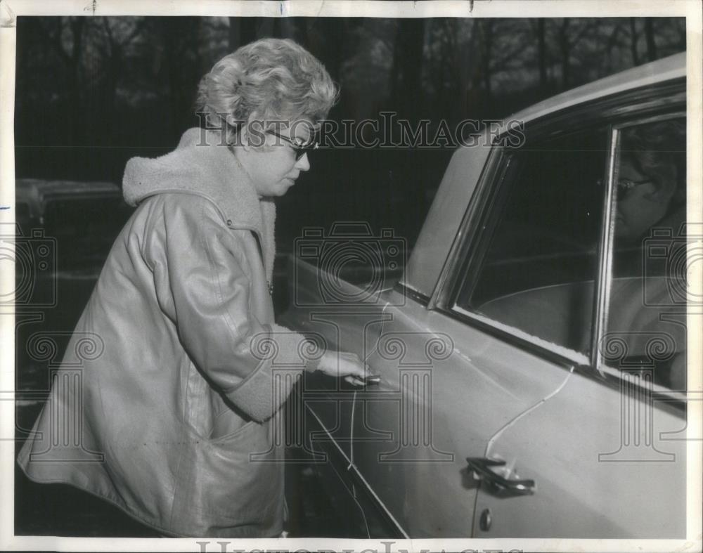 1964 Press Photo Lewis Barbe Anthony de Padua Hospital - RSA52289 - Historic Images