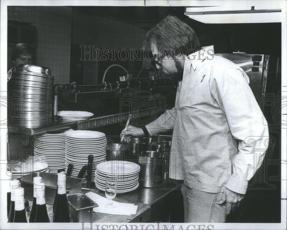 1977 Press Photo George Bodonsky atmosphere Good Food - RSA52549 - Historic Images