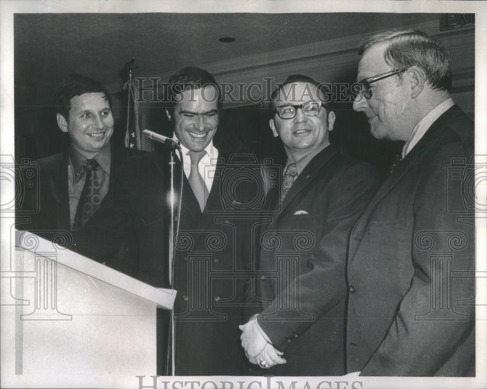 1971 Press Photo Governor Richard Ogilvie talks leader - RSA53089 - Historic Images