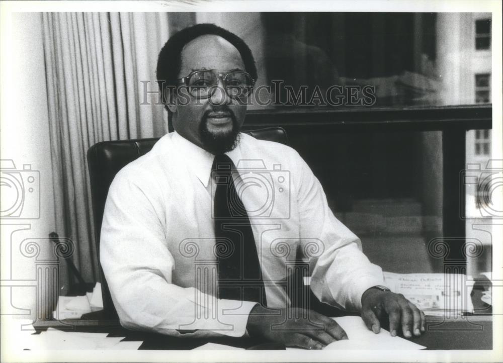 1981 Press Photo Glenn Carr Chief Public Interest Burea - RSA53819 - Historic Images