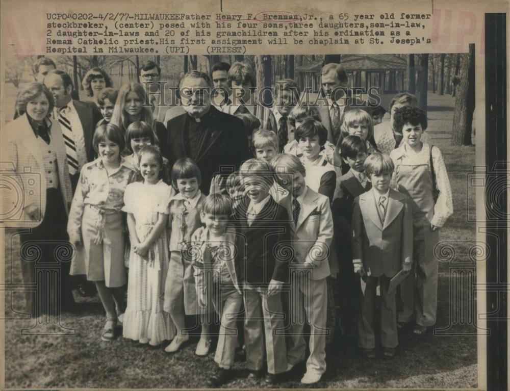 1977 Press Photo Milwaukee Father Henry Brennan sons - RSA54281 - Historic Images