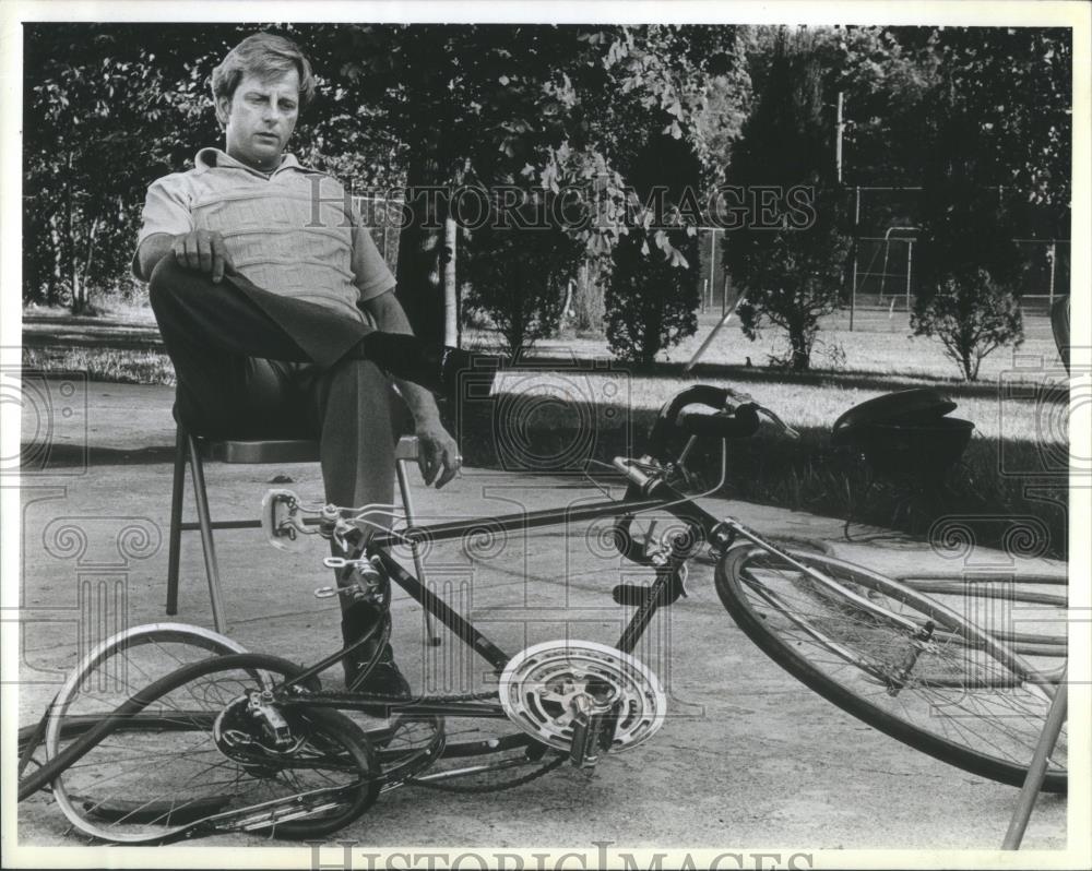 1984 Press Photo John Brennan, Father Of Terry Sits In - RSA54321 - Historic Images