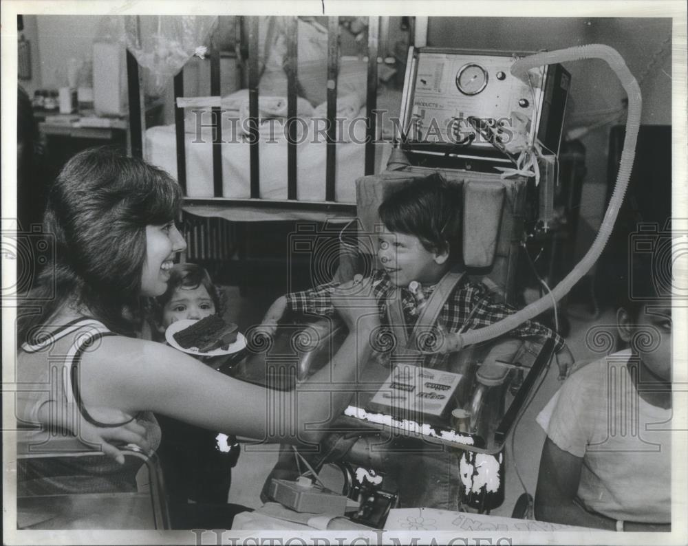 1982 Press Photo Wyler Children Hospital Robinson - RSA54353 - Historic Images